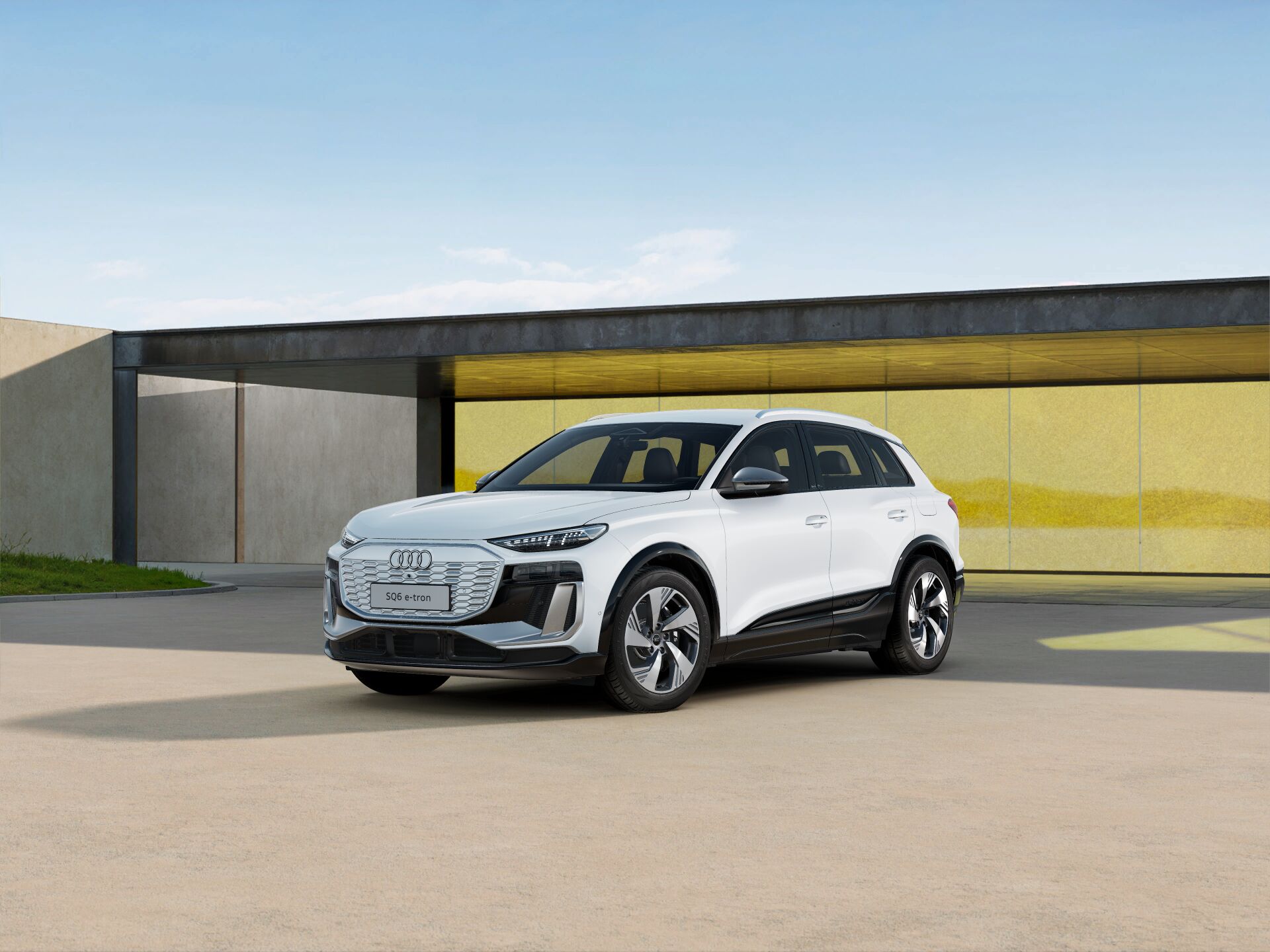 SQ6 SUV e-tron EXTERIOR-FRONT-3-4