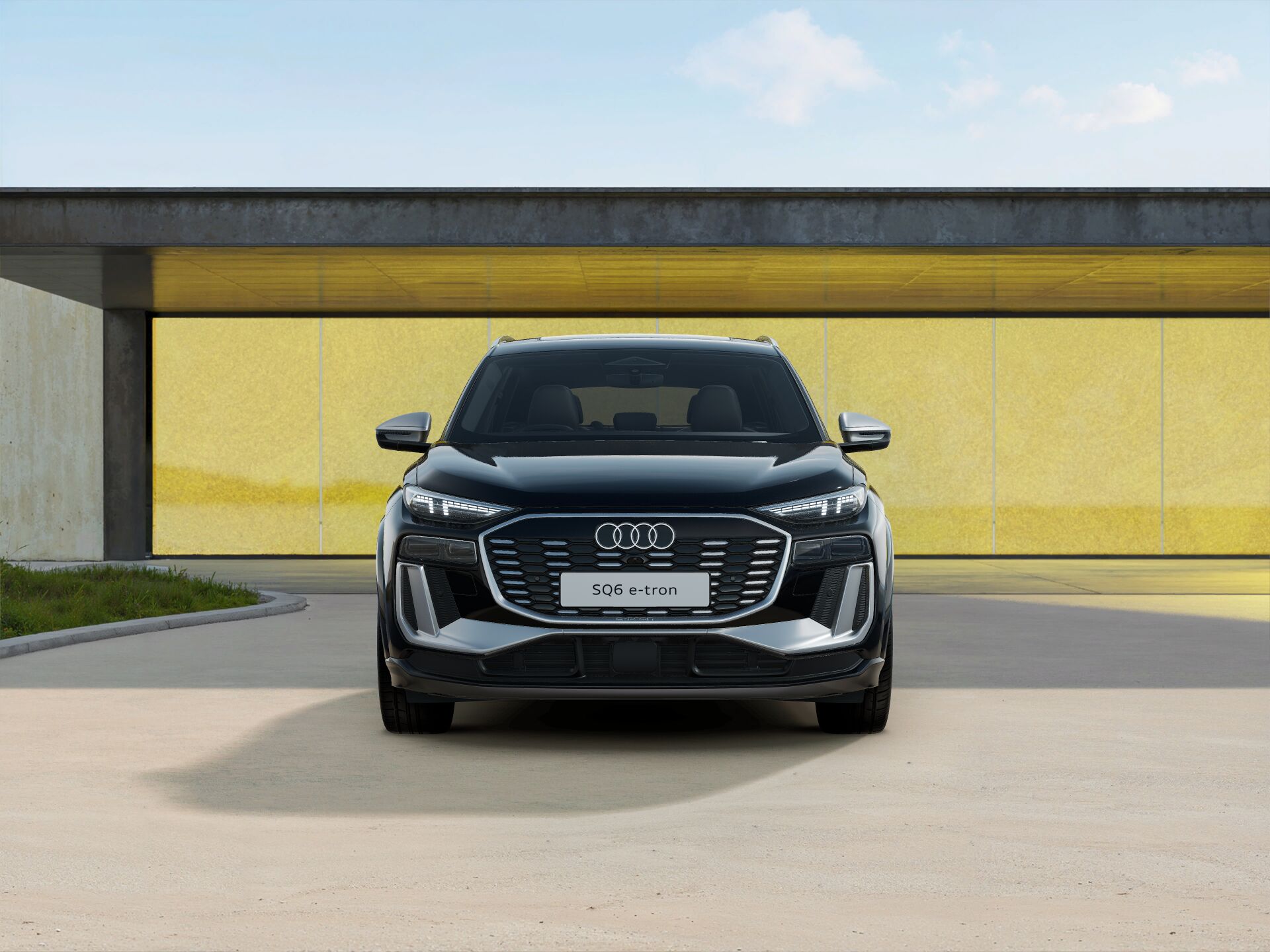 SQ6 SUV e-tron EXTERIOR-FRONT-FRONT