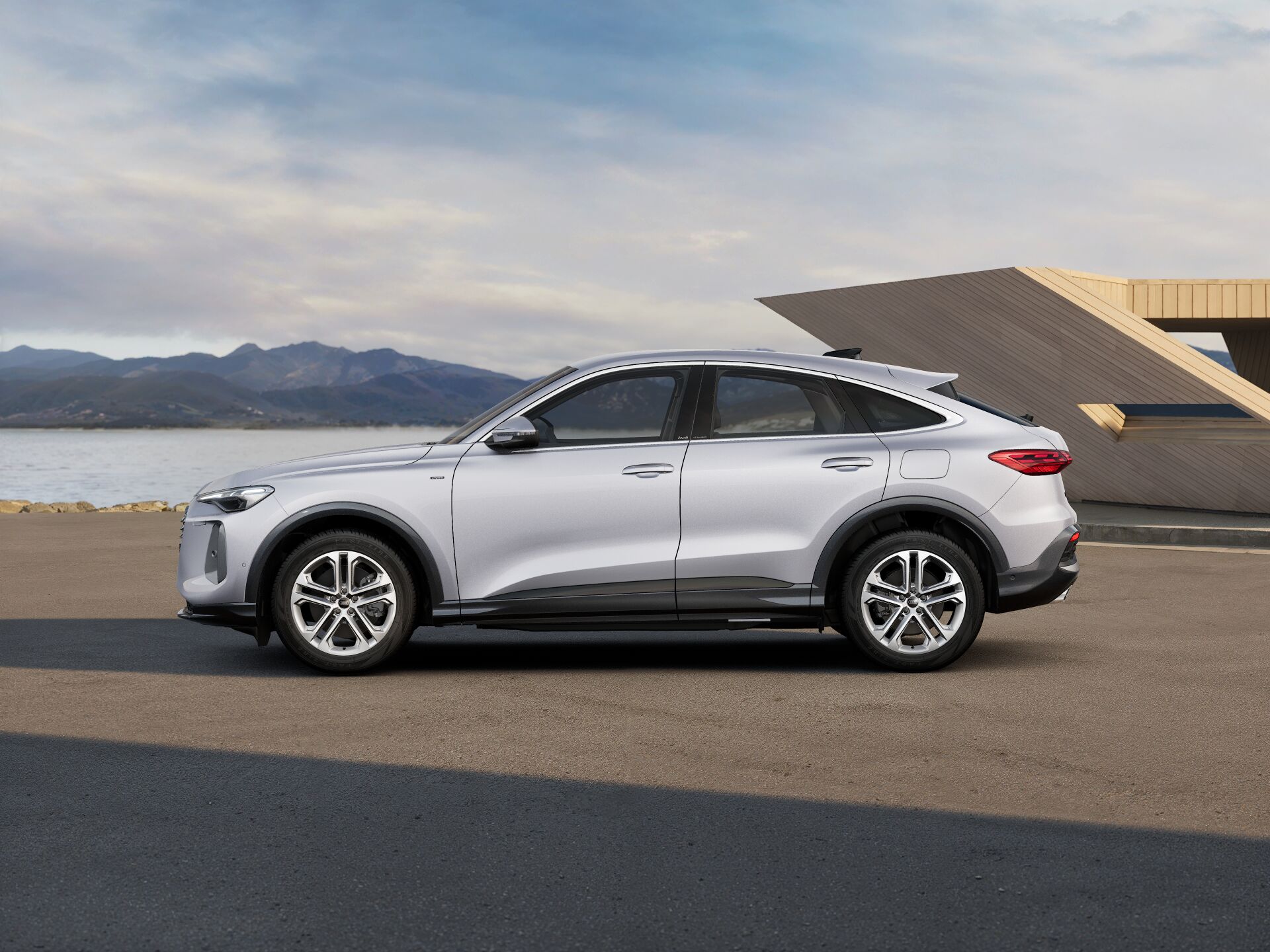 Nuova Q5 Sportback e-hybrid EXTERIOR-PARALLEL-SIDE