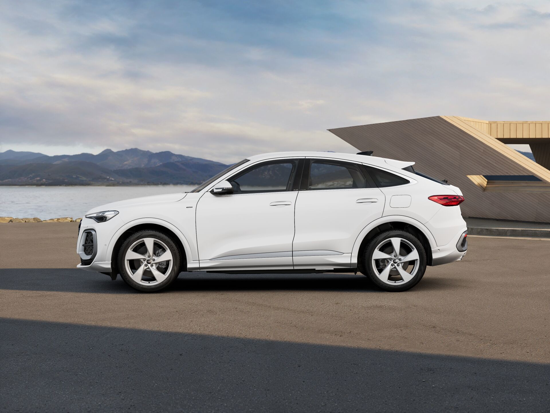 Nuova Q5 Sportback e-hybrid EXTERIOR-PARALLEL-SIDE