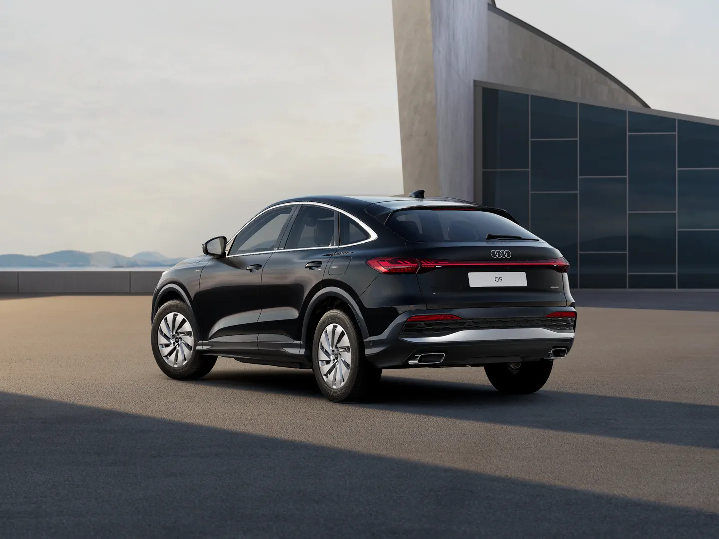 Zdjęcie&nbsp;Audi Q5 Sportback e-hybrid&nbsp;e-hybrid quattro 220 kW S tronic&nbsp;– Ujęcie: tył 3/4