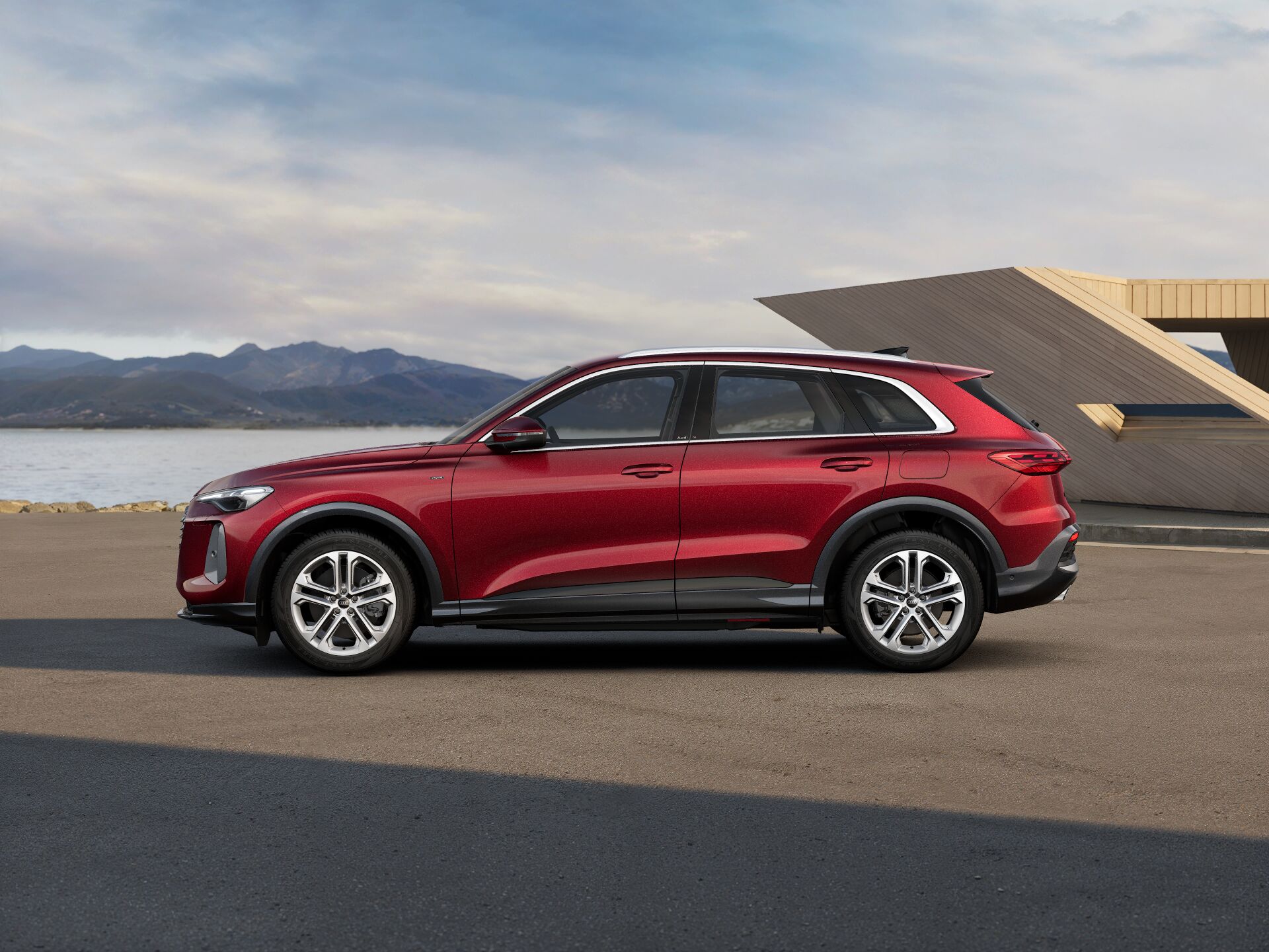 Q5 SUV e-hybrid EXTERIOR-PARALLEL-SIDE