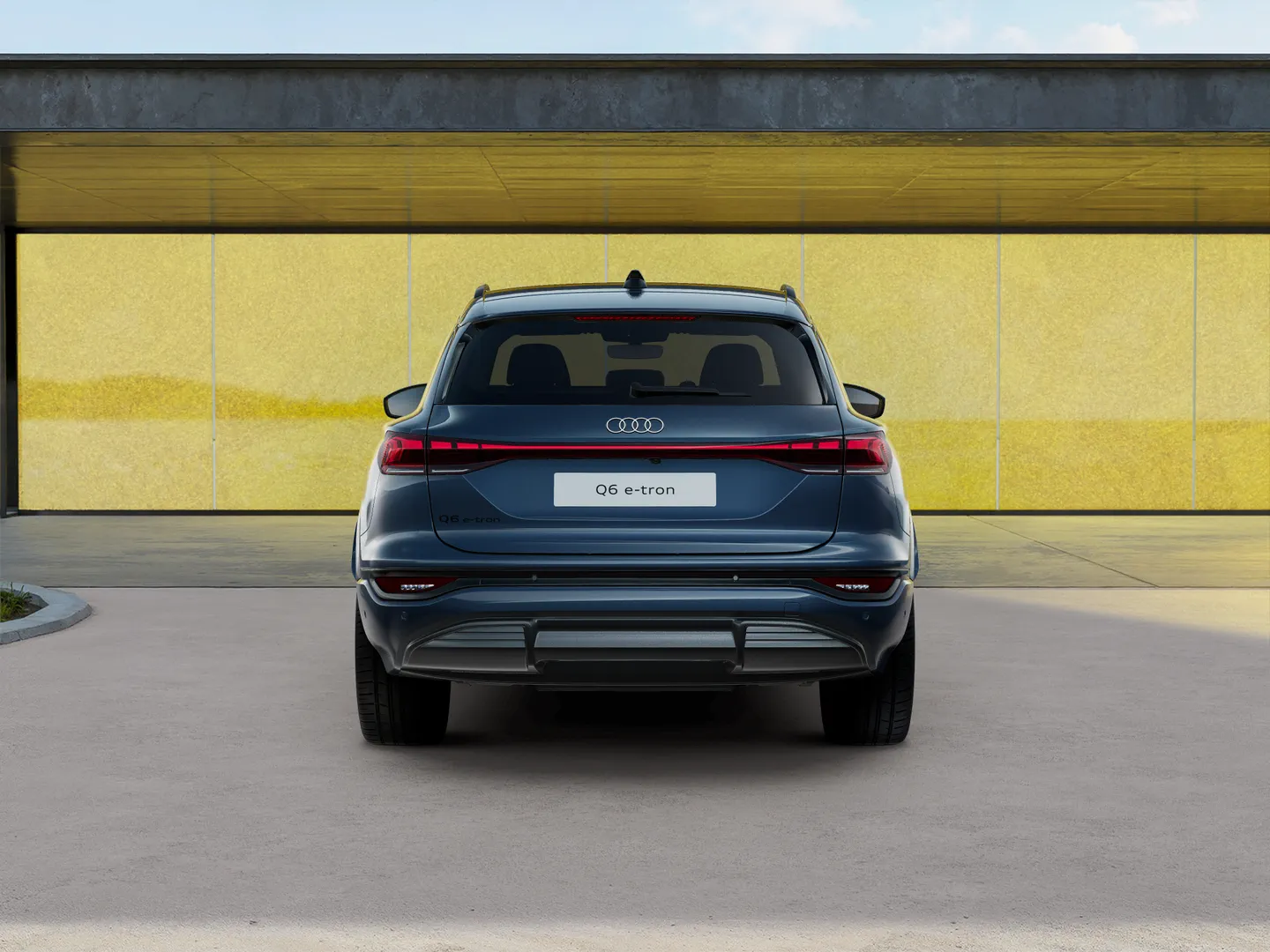 Zdjęcie Audi Q6 SUV e-tron e-tron 185,00 kW – Ujęcie: tył