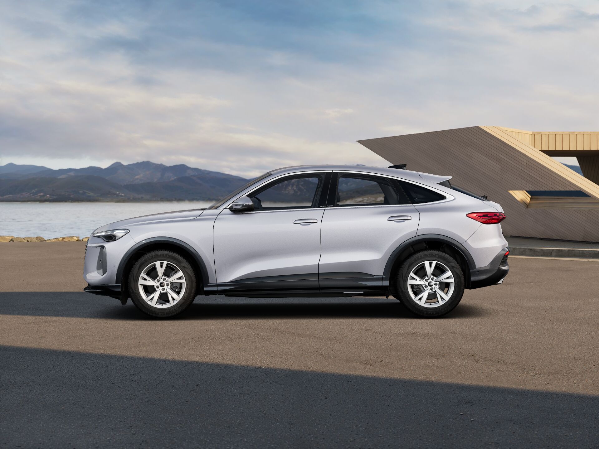 Q5 Sportback EXTERIOR-PARALLEL-SIDE
