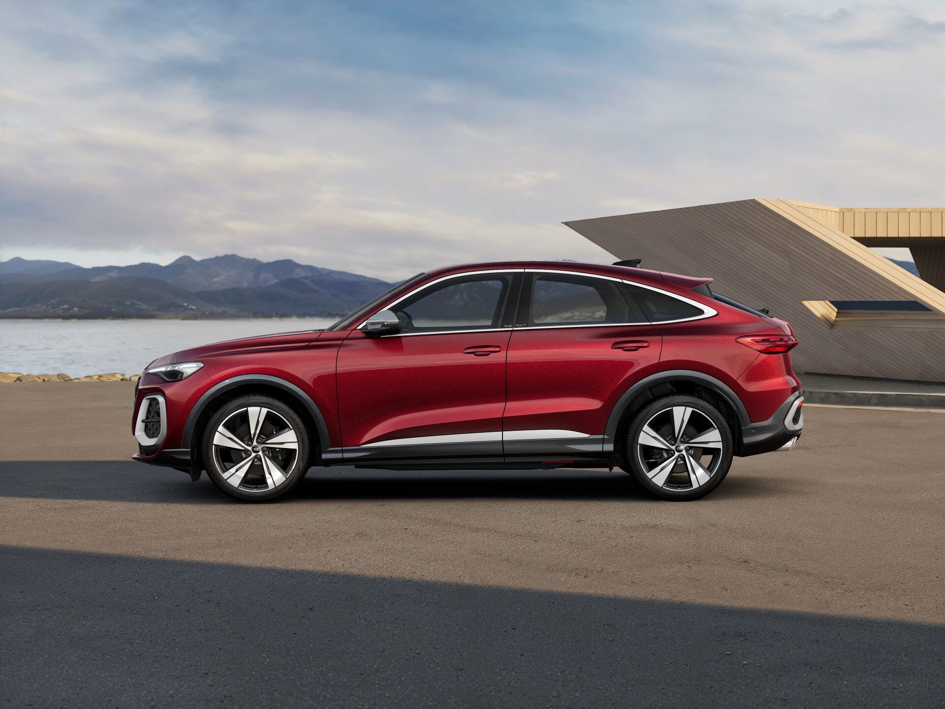 SQ5 Sportback EXTERIOR-PARALLEL-SIDE