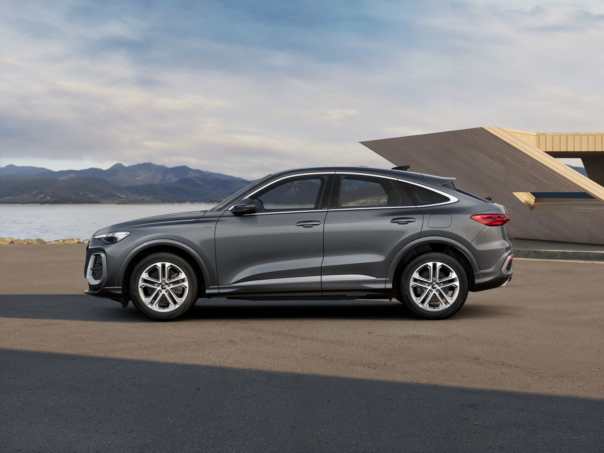 Nieuwe Q5 Sportback e-hybrid EXTERIOR-PARALLEL-SIDE