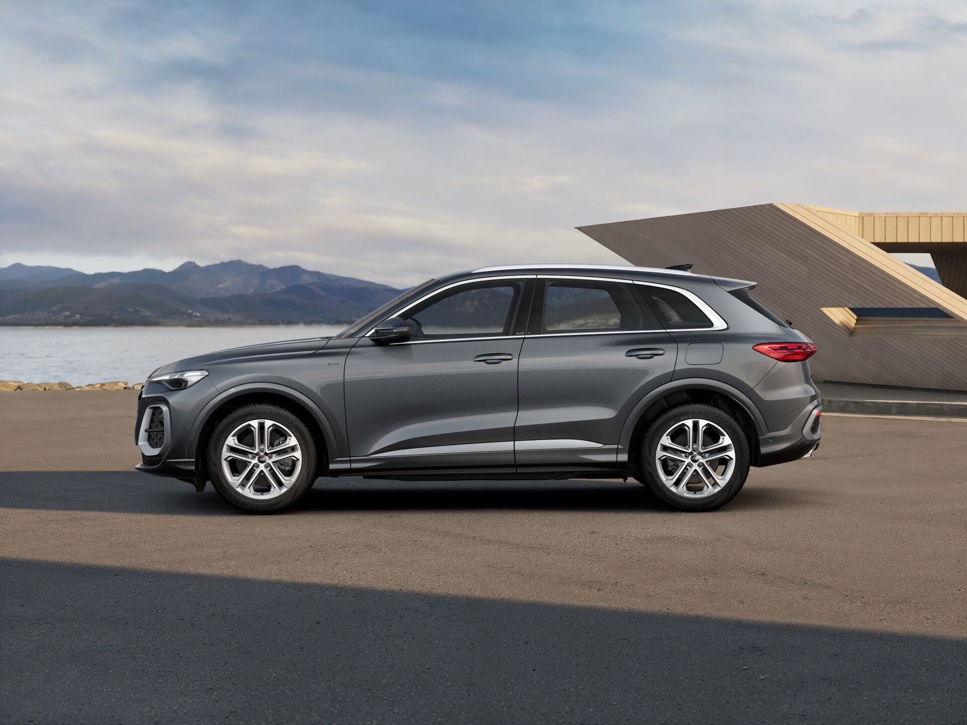 Nieuwe Q5 e-hybrid EXTERIOR-PARALLEL-SIDE