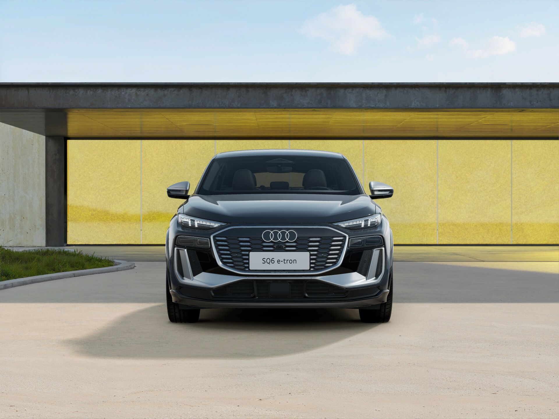 SQ6 Sportback e-tron EXTERIOR-FRONT-FRONT