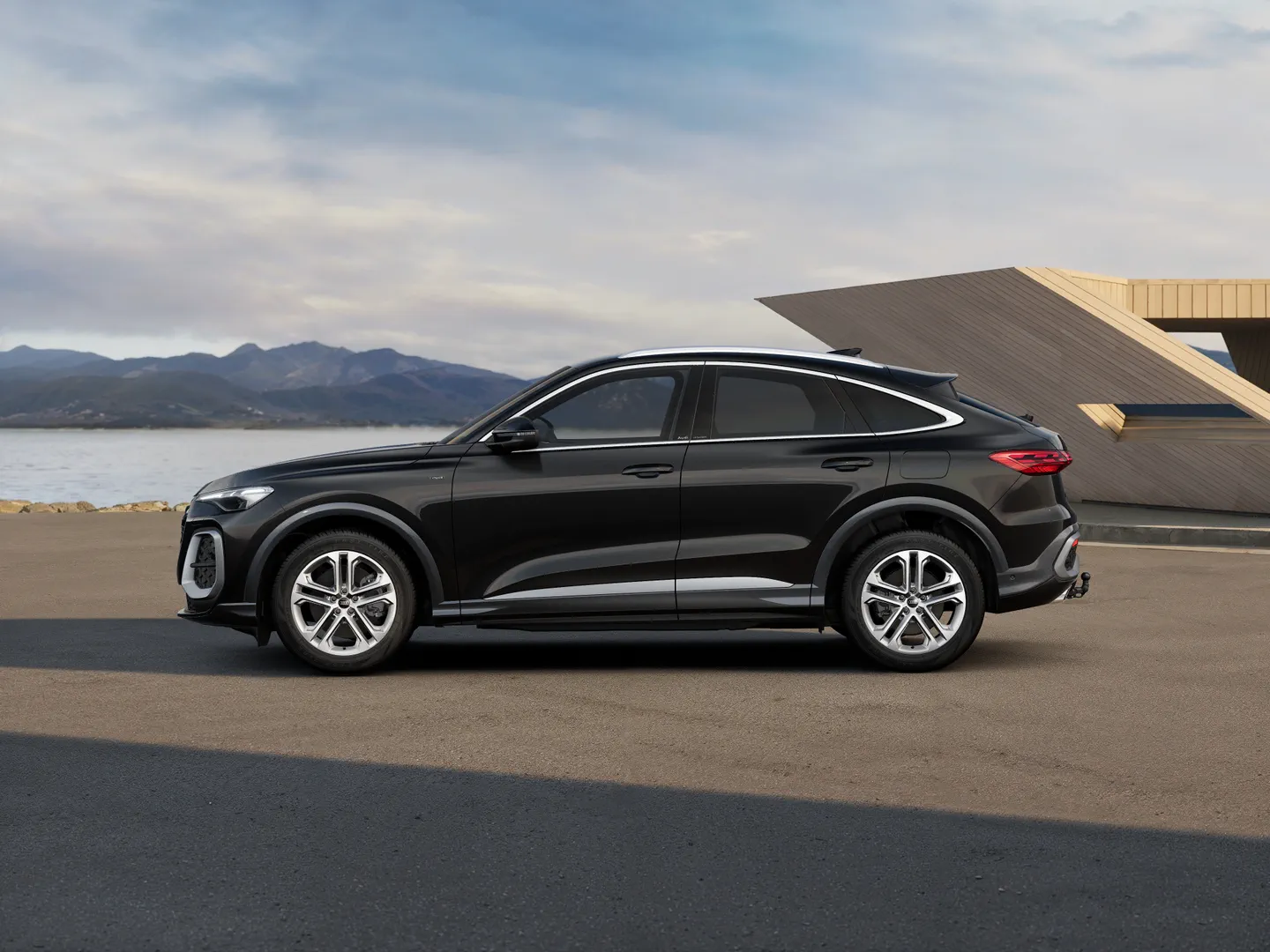 Zdjęcie&nbsp;Audi Q5 Sportback e-hybrid&nbsp;e-hybrid quattro 220 kW S tronic&nbsp;– Ujęcie: bok