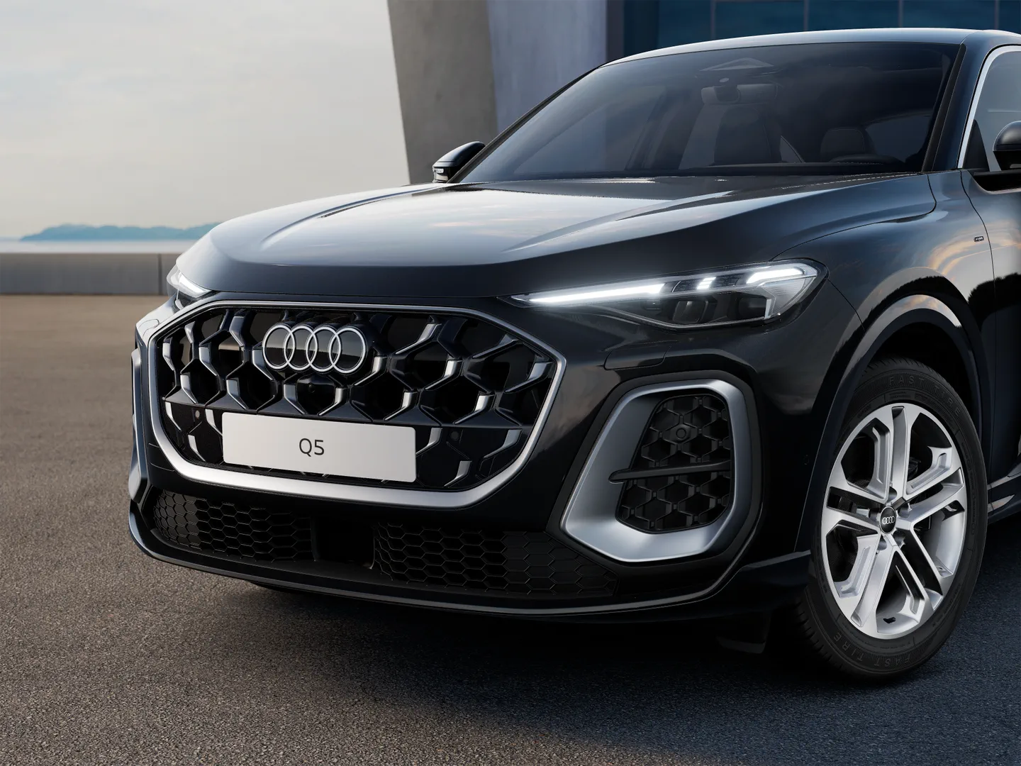 Zdjęcie Audi Q5 Sportback e-hybrid e-hybrid quattro 220 kW S tronic – Ujęcie: reflektory