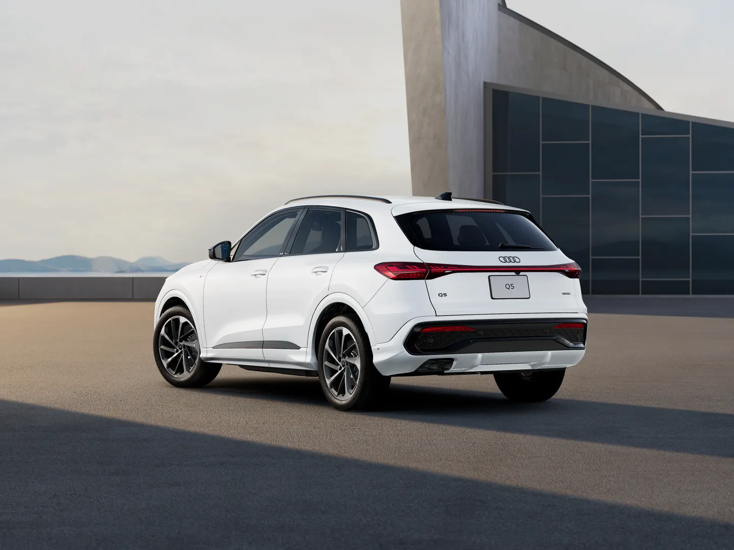 Audi Q5 SUV TDI quattro 150 kW advancedS tronic リア3/4ビュー