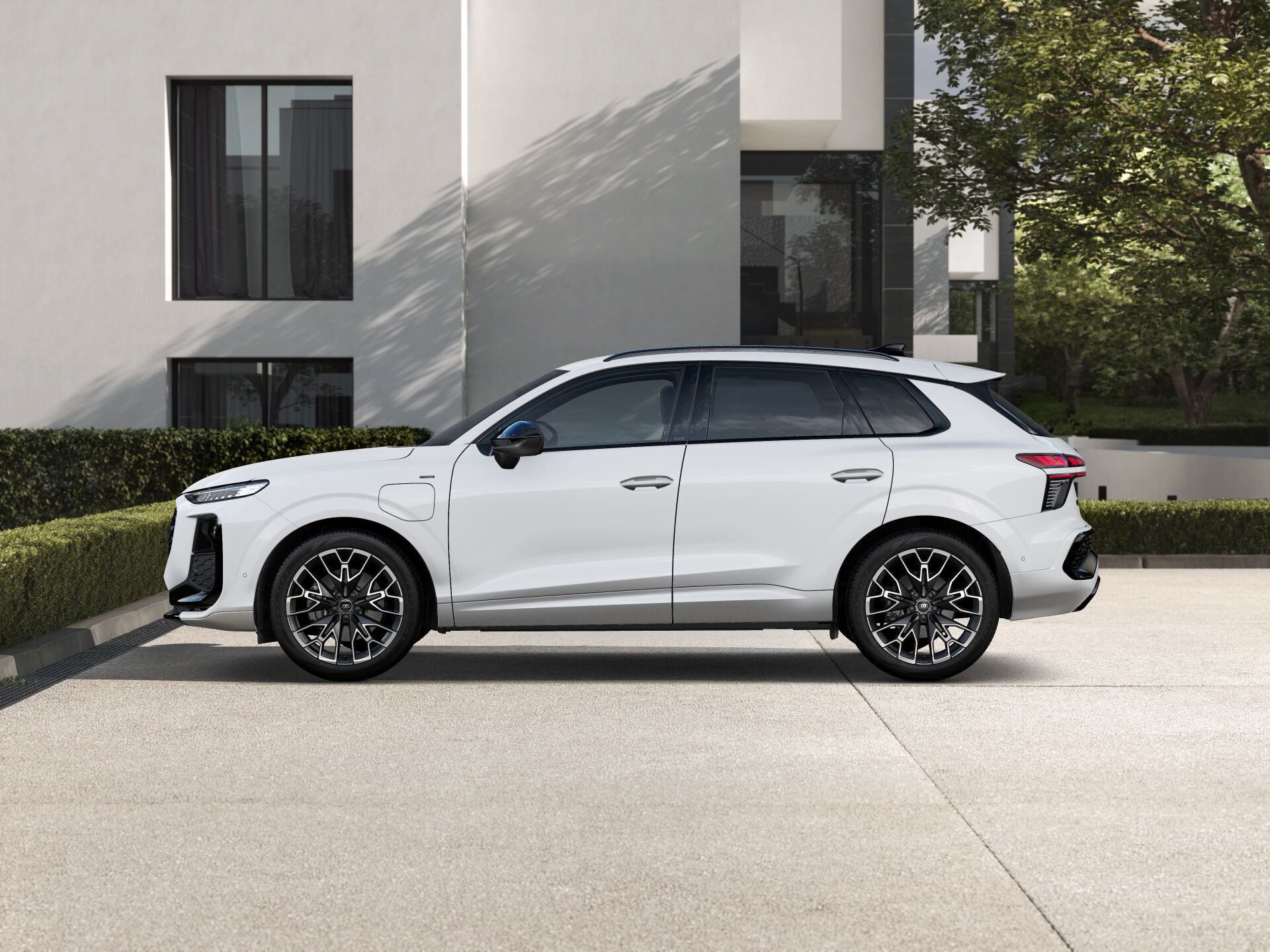 Q3 SUV e-hybrid EXTERIOR-PARALLEL-SIDE