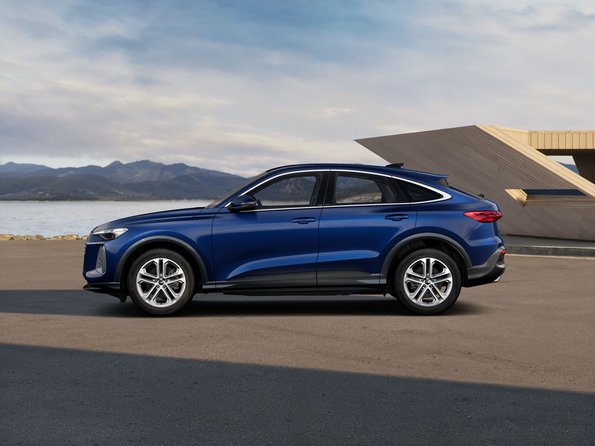 Q5 Sportback EXTERIOR-PARALLEL-SIDE