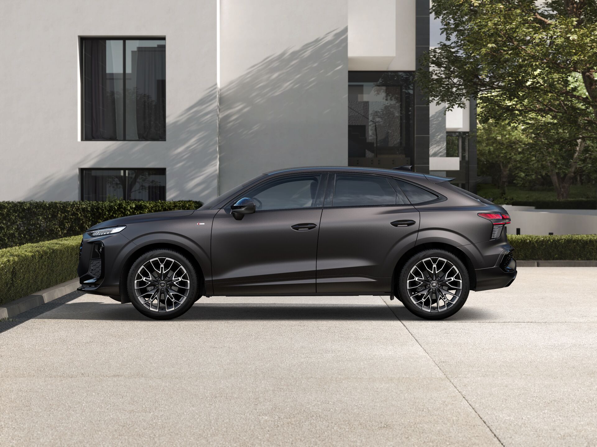 Q3 Sportback EXTERIOR-PARALLEL-SIDE