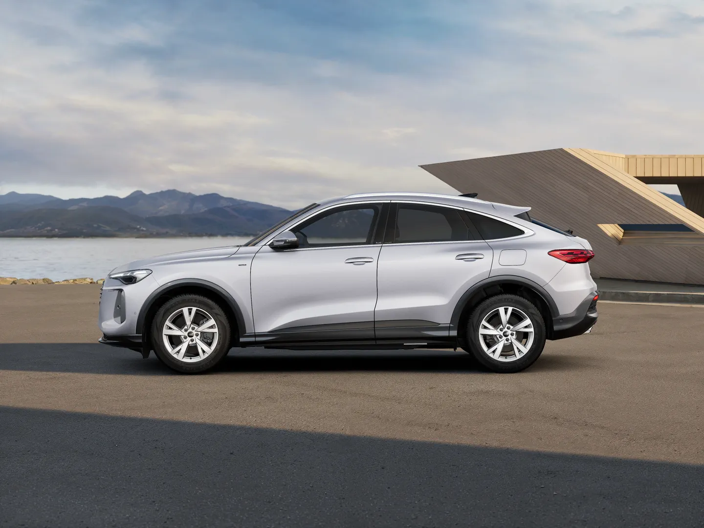 Zdjęcie&nbsp;Audi Q5 Sportback e-hybrid&nbsp;e-hybrid quattro 220 kW S tronic&nbsp;– Ujęcie: bok